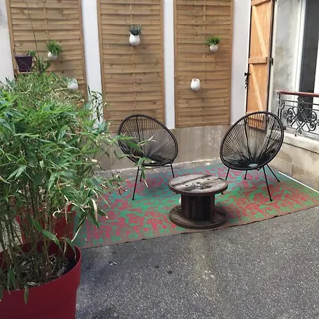 Bastille Faubourg Sur Cour Privee